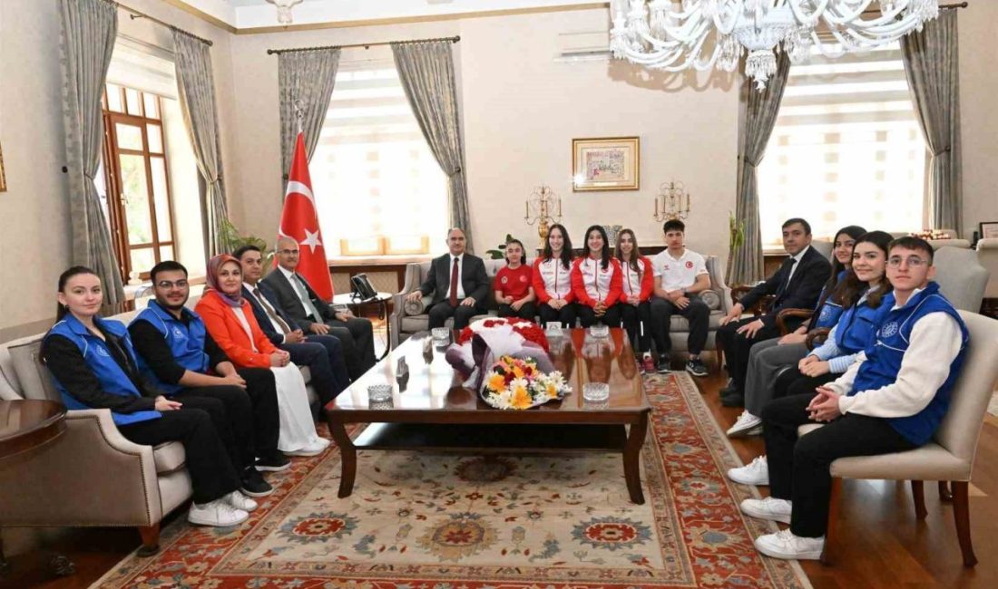 Vali Özkan gençleri ağırladı Gençlik Haftası kapsamında, Gençlik ve Spor İl Müdürü Yunus Öztürk,