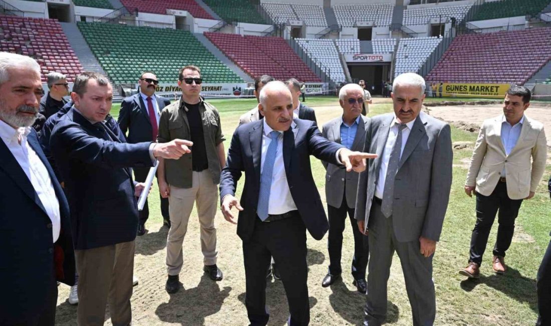 Vali Zorluoğlu, Diyarbakır Atatürk Stadyumundaki çalışmaları yerinde inceledi Diyarbakır Valisi Murat Zorluoğlu, Diyarbakır Atatürk Stadyumunun zemin yenileme çalışmalarını