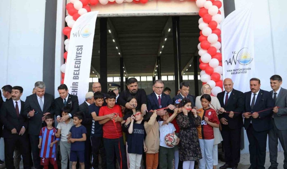 Van Büyükşehir Belediyesi Kalecik Kapalı Semt Pazarı hizmete açıldı Van Büyükşehir Belediyesi tarafından Kalecik TOKİ’de yapılan kapalı semt pazarı,