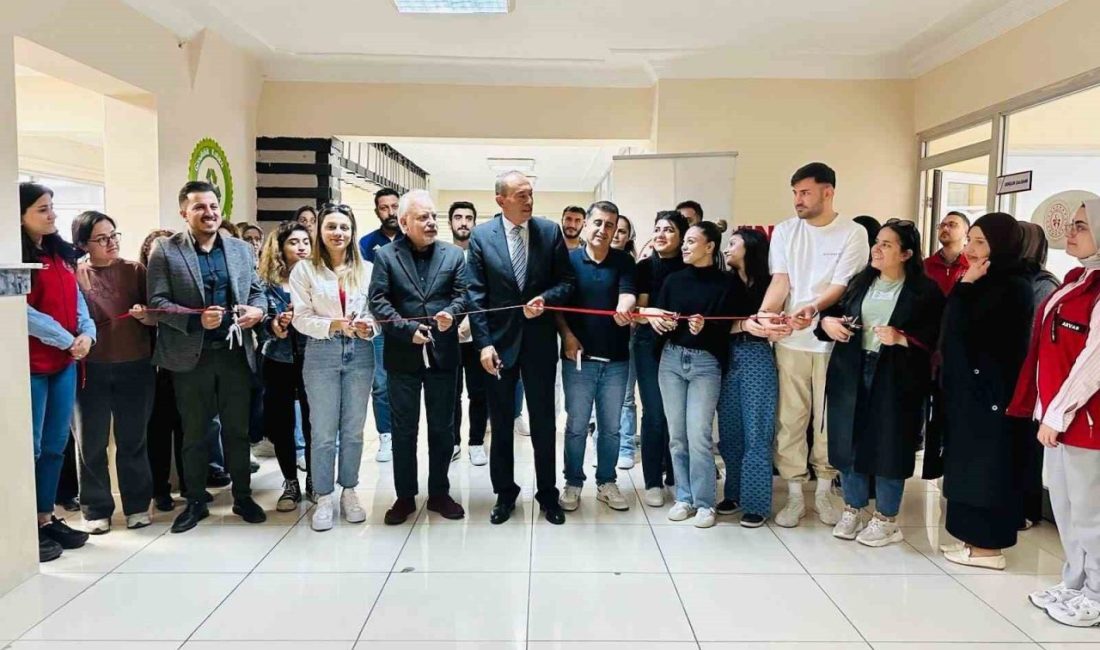 Van’da ‘Tiyatro Dekorları Maket Sergisi’ açıldı Van Yüzüncü Yıl Üniversitesi (YYÜ) Devlet Konservatuvarı ve İpekyolu Gençlik