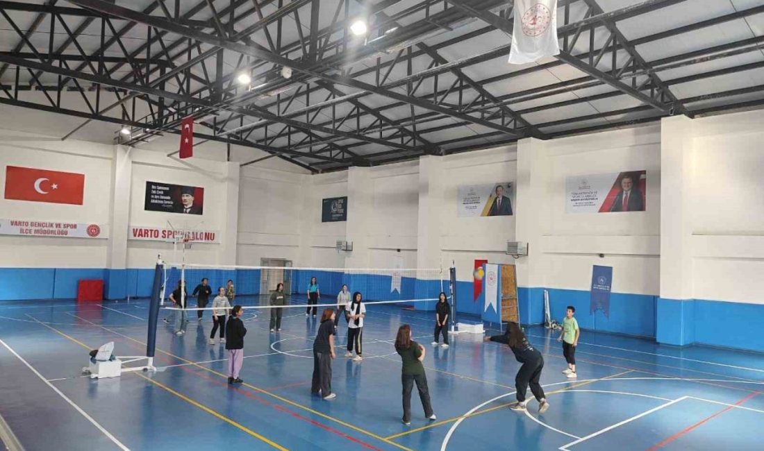 Varto’da voleybol kursuna yoğun ilgi Muş’un Varto Gençlik ve Spor İlçe Müdürlüğü tarafından düzenlenen voleybol