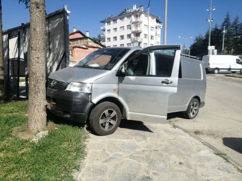 Isparta’nın Yalvaç ilçesinde ticari araç ile otomobilin çarpışması sonucu meydana