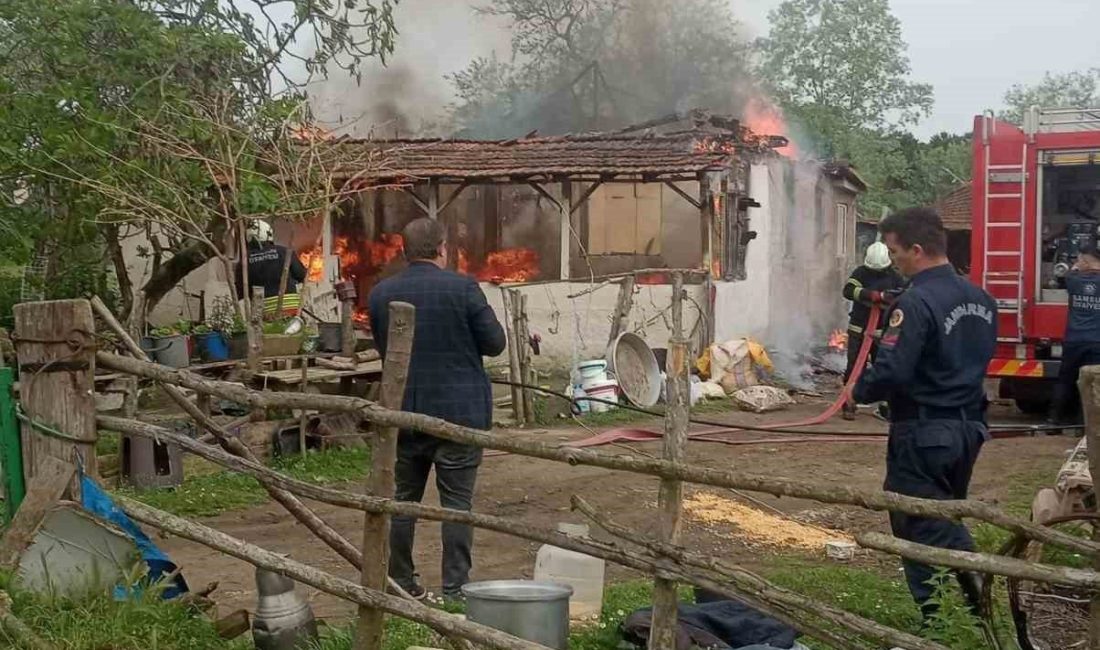 Samsun’un Çarşamba ilçesinde bir ev, çıkan yangında kule döndü. Edinilen