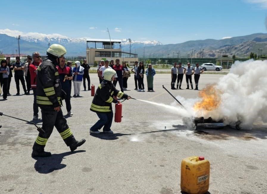 Yangınlara müdahale eğitimi düzenlendi Erzincan Binali Yıldırım Üniversitesi yerleşkesinde, Afet Farkındalık Etkinliği kapsamında yangınlara