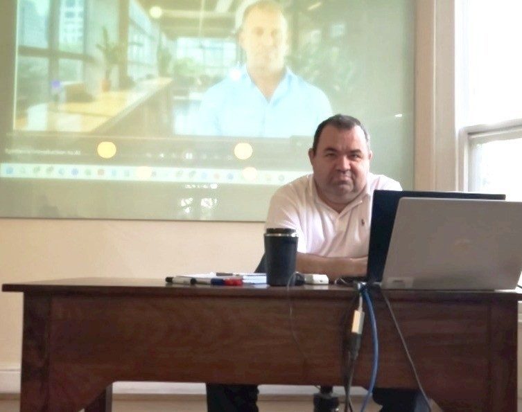 Yapay zeka, insan zekasını taklit eden bilgisayar sistemleri veya yazılımlarını