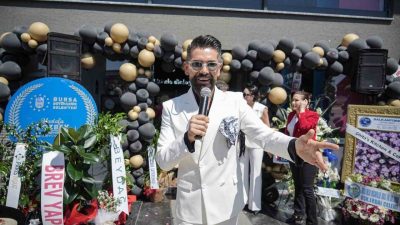 Sahnelerin güçlü sesi Mehmet Çevik, Bursa’da bir emlak ofisi açılışında