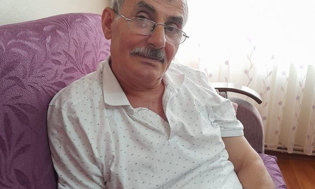 Yere yığıldı, üzerinden otomobil geçti: Kaza anı kamerada Tekirdağ’ın Çorlu ilçesinde açık otoparkta yürürken yere yığılıp kalan adamın