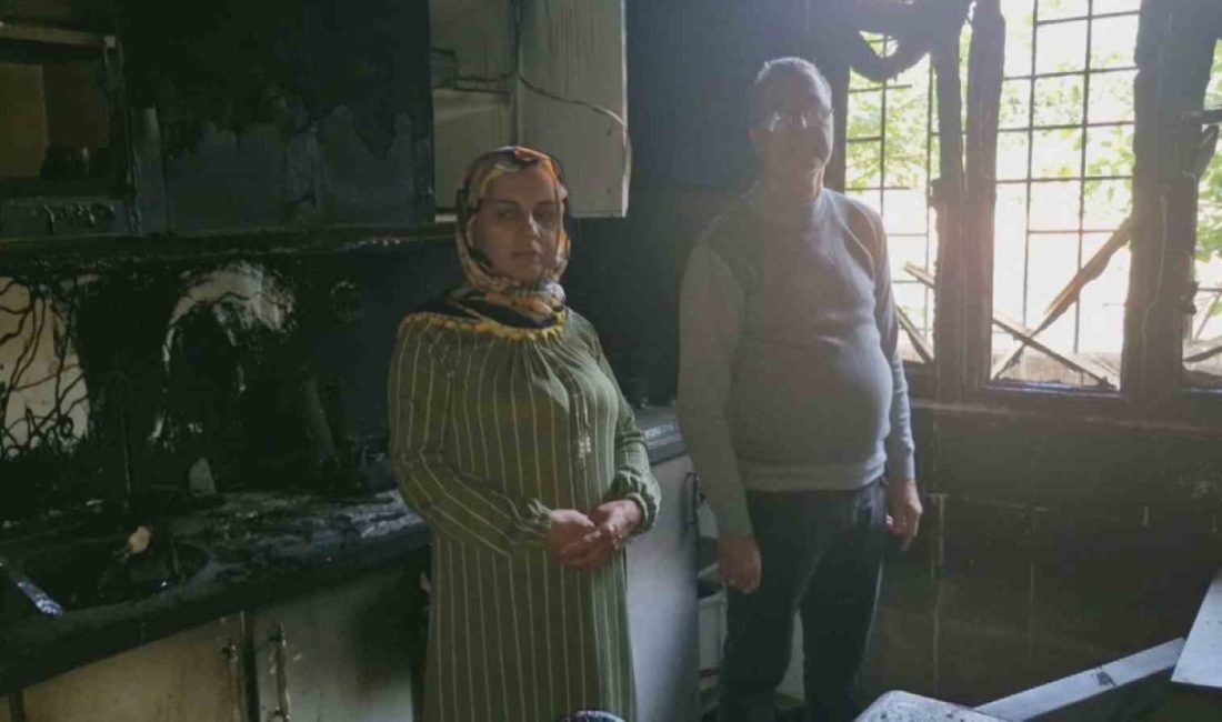 Hatay’da yıldırım isabet eden ev küle dönerken, çıkan yangında dumandan