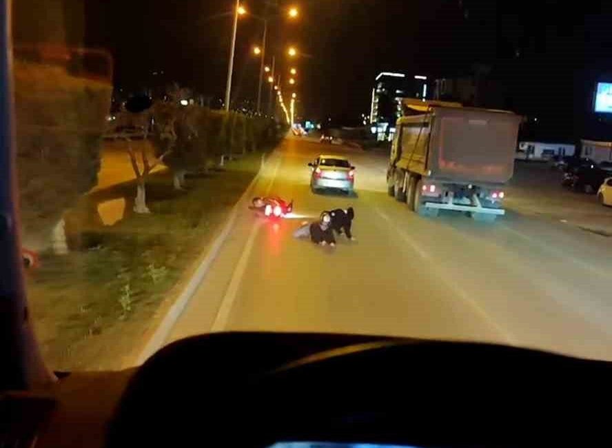 Yola savrulan 2 kişiye aldırış etmeyen sürücü arkasına bile bakmadı, o anlar kamerada Hatay’da sollama yapan otomobille çarpışan motosikletteki 2 kişi yere savruldu.