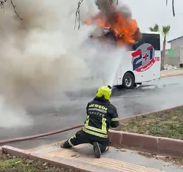 Yolcu otobüsü alev alev aldı, yolcular son anda tahliye edildi Mersin’de seyir halindeki bir yolcu otobüsü henüz bilinmeyen bir nedenle