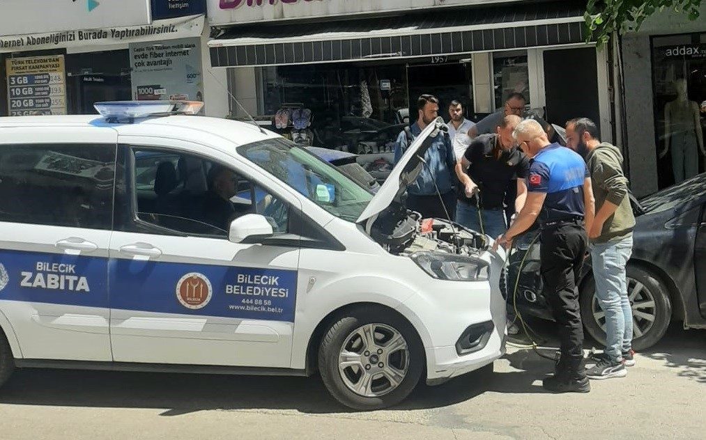 Yolda kalan aracın imdadına zabıta yetişti Bilecik’te park halinde aküsünde bir sorun oluşan sürücünün imdadına zabıta