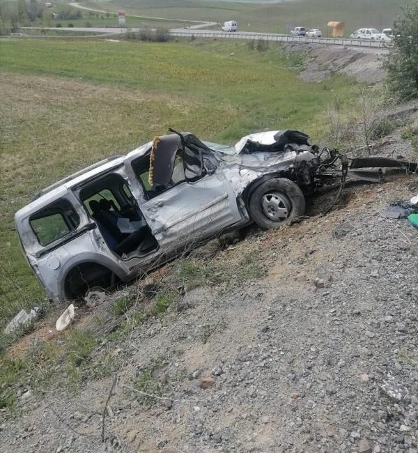 Sivas’ta sürücüsünün direksiyon hakimiyetini kaybettiği hafif ticari aracın şarampole uçması