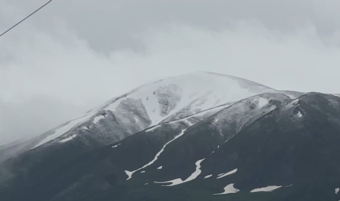 Yüksekova’da sağanak ve kar yağışı etkili oldu Hakkari’nin Yüksekova ilçesinde mayıs ayının sonlarına yaklaşılmasına rağmen yüksek kesimlere