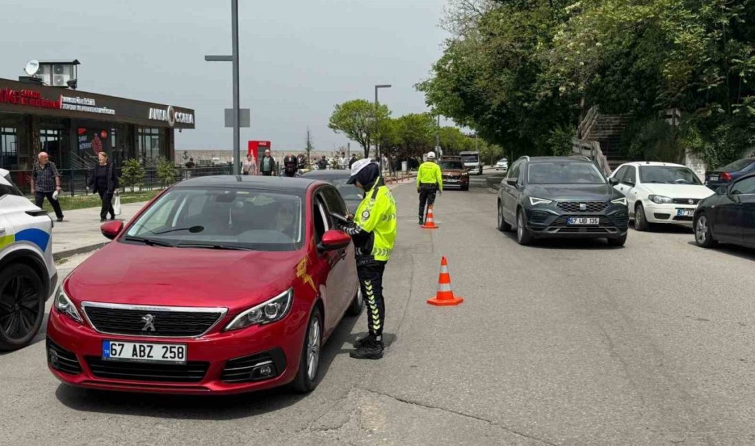 Zonguldak’ta trafik denetimi; sürücülere evrak kontrolü yapıldı Zonguldak İl Emniyet Müdürlüğü’ne bağlı trafik ekipleri, kent merkezinde araç