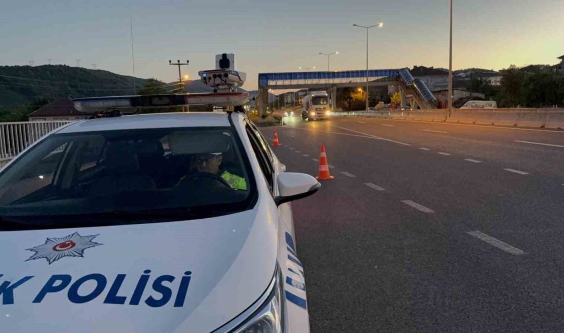 26’sı alkolden 215 araç trafikten men edildi DÜZCE(İHA) – Düzce’de trafik denetimi yapan polis ve jandarma ekipleri