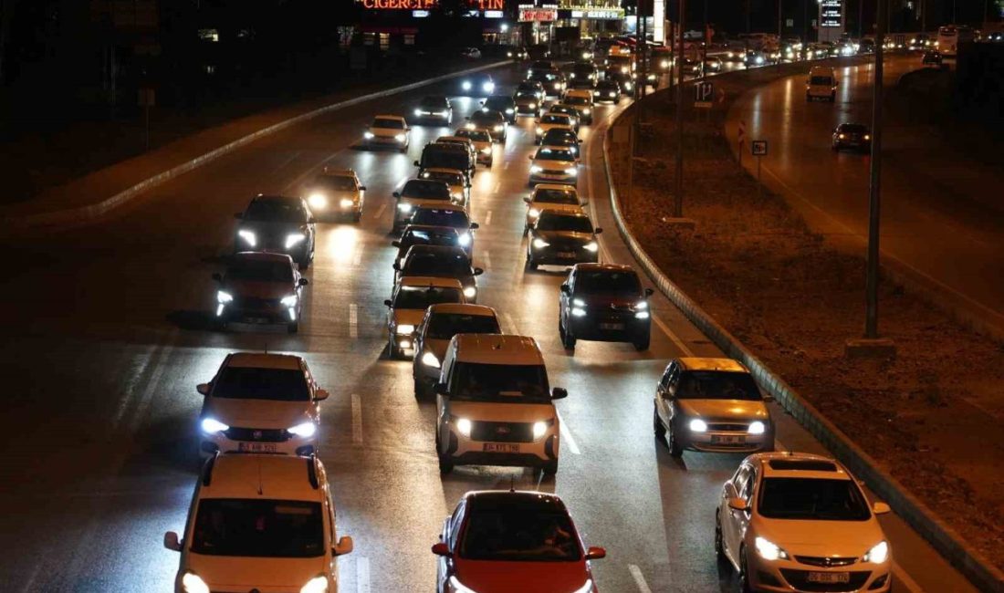 43 ilin geçiş güzergahında gece yarısı trafik yoğunluğu böyle görüntülendi Türkiye’nin önemli geçiş güzergahlarından biri olan Kırıkkale’de, Kurban Bayramı tatili