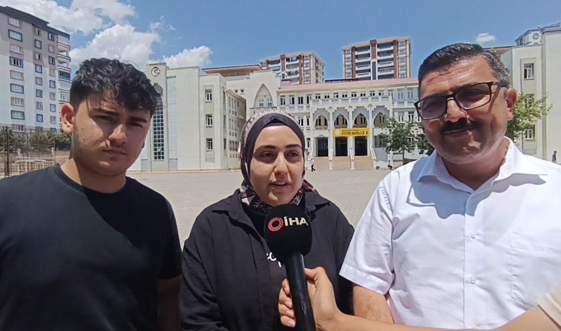 6 üniversite bitiren baba, kızıyla aynı sınıfta, oğluyla aynı okulda sınava girdi Yurt genelinde olduğu gibi Kahramanmaraş’ta da gerçekleştirilen AYT sınavında daha