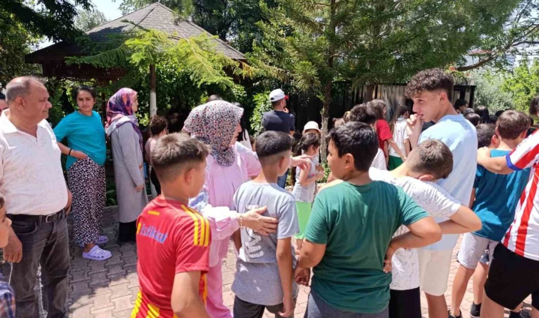 Adanalı çiftin bayram geleneği sürüyor: Yüzlerce çocuğa harçlık verdiler Adana’nın Kozan ilçesinde yaşayan Ali ve Zeycan Baysal çifti, 20