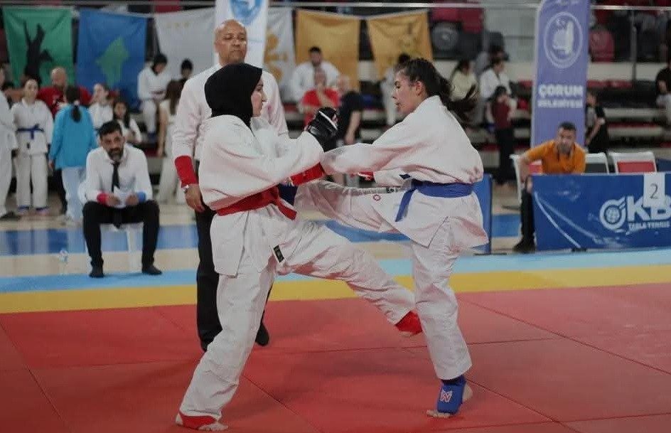 Adıyamanlı sporcudan büyük başarı Adıyamanlı sporcu Emine Bozkurt, Ju Jitsu Türkiye Şampiyonası’ndan çifte altın