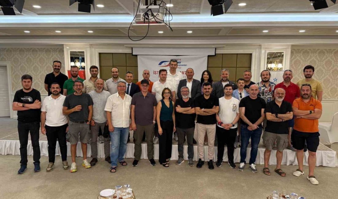 Afyonkarahisar’da haber kameramanlarının sorunları ve çözüm önerileri ele alındı Türkiye Haber Kameramanları Derneği’nin istişare toplantısı, Afyonkarahisar’da yoğun katılımla gerçekleştirildi.