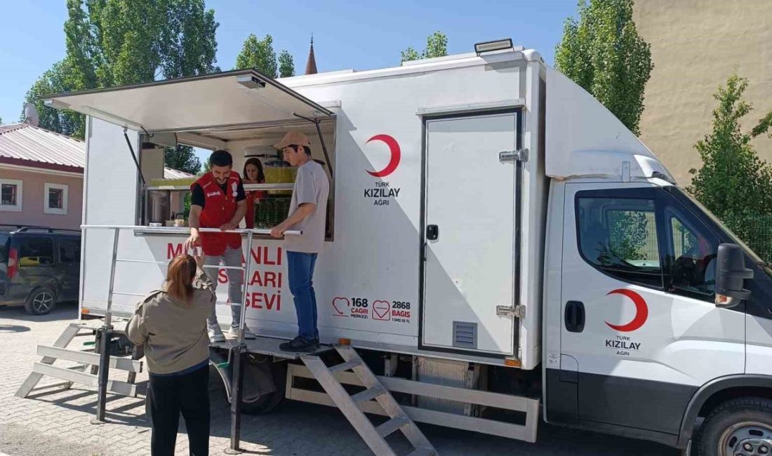 Ağrı’da Kızılay gönüllülerinden YKS’de öğrenci ve velilere ikram Türk Kızılay Ağrı Şubesi gönüllüleri, Yükseköğretim Kurumları Sınavı’nın (YKS) ilk