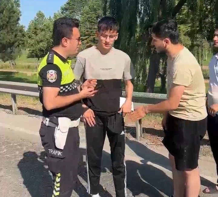 Ailesi kaza yapınca, polis ekipleri sınava yetiştirdi Bursa’da ailesiyle birlikte sınav için yola çıkan genç, kaza yapınca