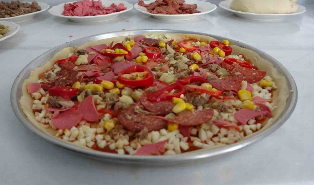Akçadağ’ın yeni gözdesi: İnce hamurlu pizza, kömbe ve pilavı geride bıraktı Malatya’nın Akçadağ ilçesinde yaklaşık 8 ay önce belediyeye ait sosyal