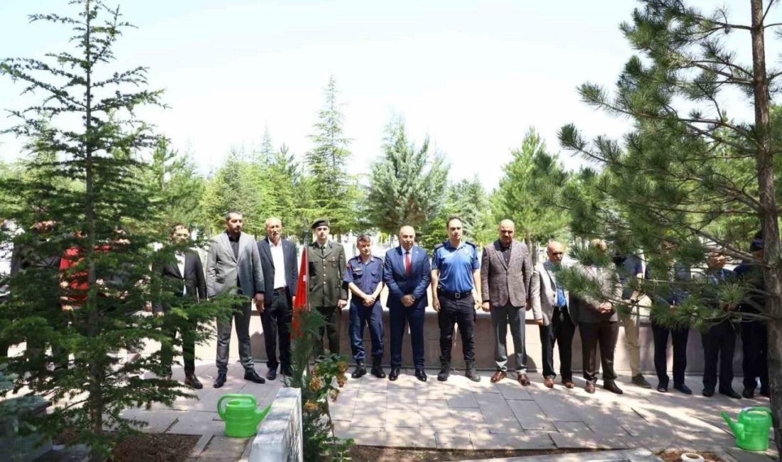 Alaca protokolü bayramda şehitleri unutmadı Çorum’un Alaca ilçesinde Kurban Bayramı dolayısıyla ilçe protokolü tarafından şehitlik