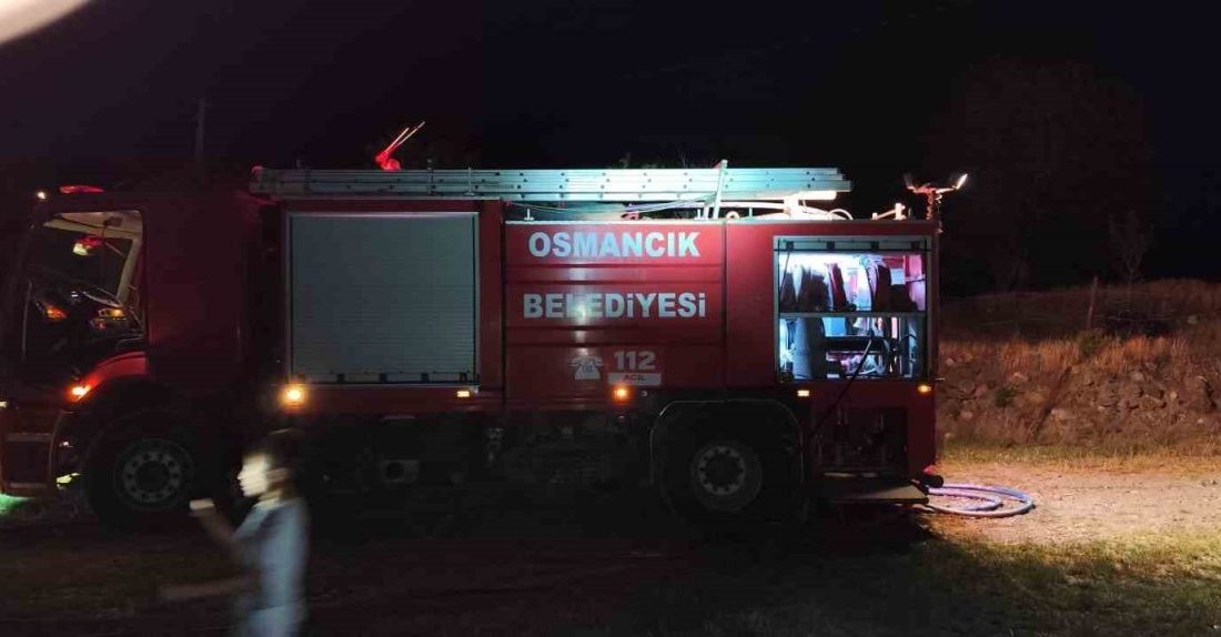 Alevlere teslim olan ev kullanılmaz hale geldi Çorum’un Osmancık ilçesinde 2 katlı evde çıkan yangın, itfaiye ekiplerinin