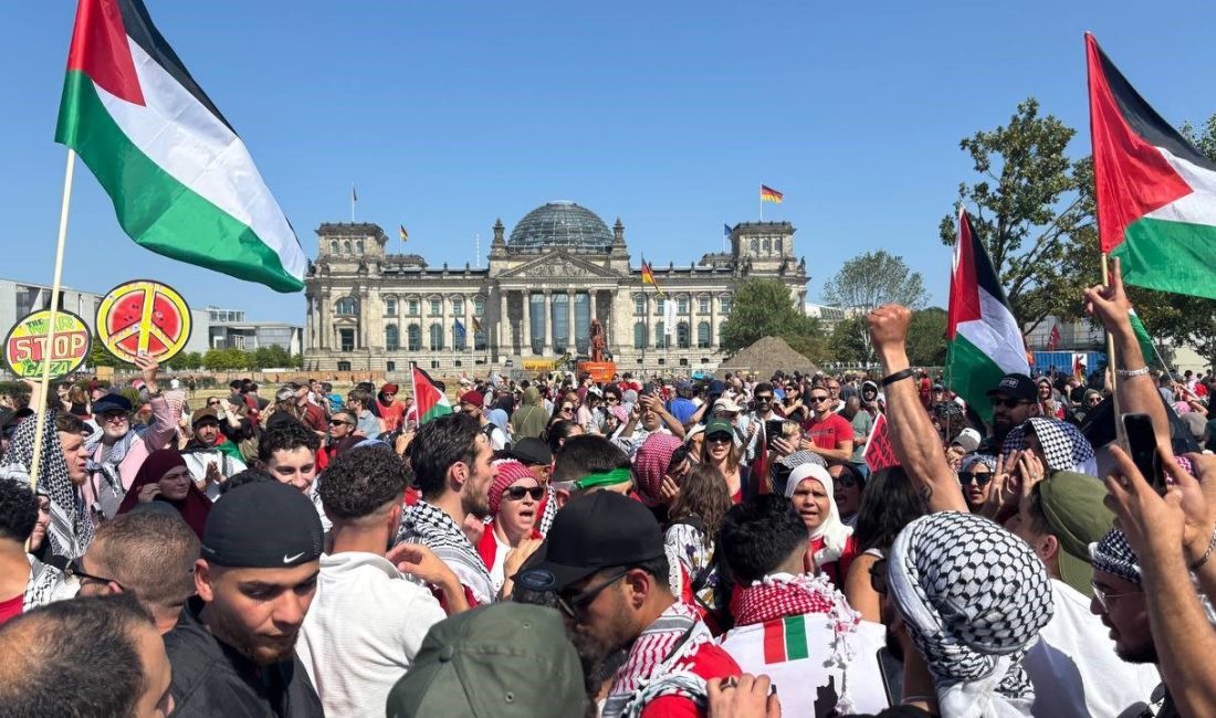 Almanya’da binlerce kişi Filistin’e destek yürüyüşünde bir araya geldi Almanya’nın başkenti Berlin’de binlerce kişi, İsrail’in Filistinlilere yönelik saldırılarını protesto