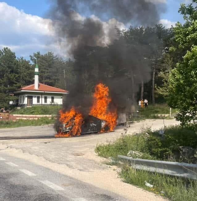 Aniden alev alan otomobil küle döndü Eskişehir’de bir otomobilin aniden alev aldığı ve vatandaşın yangını kendi