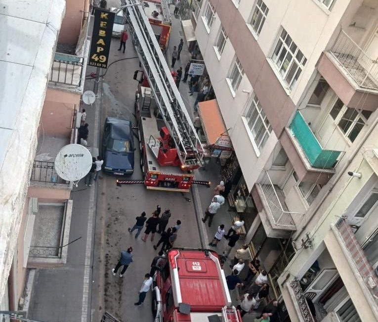 Ankara Polatlı’da bina yangını: Mahsur kalanlar var Ankara’nın Polatlı ilçesinde bir binanın en üst katında çıkan yangında