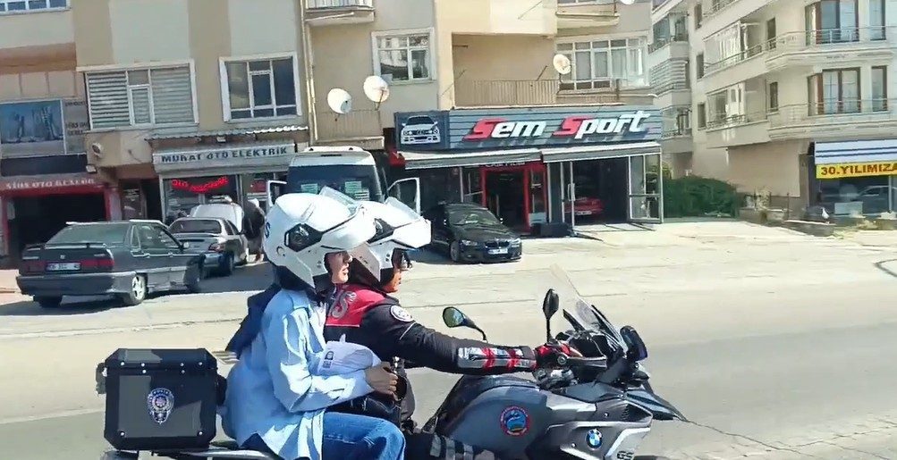 Ankara’da sınava geç kalan öğrencinin imdadına Yunus Polisler yetişti Ankara’nın Mamak ilçesinde Yükseköğretim Kurumları Sınavı’nın (YKS) ilk oturumu Temel