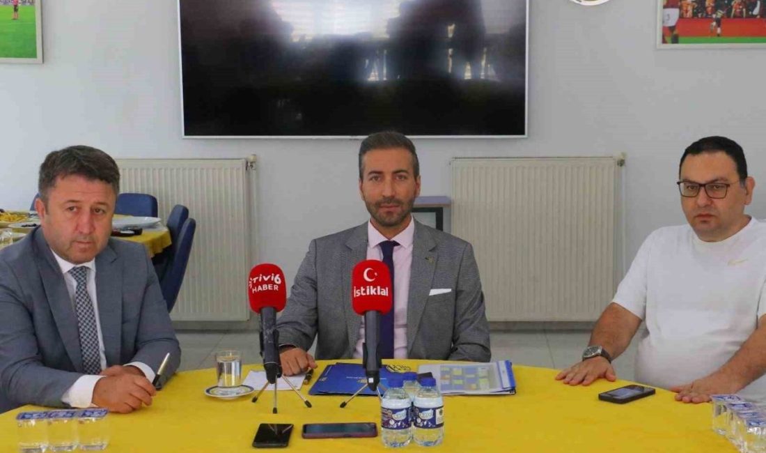 Ankaragücü Başkanı Gazi Ercüment Tekin, Ankara’daki basın mensuplarıyla sabah kahvaltısında