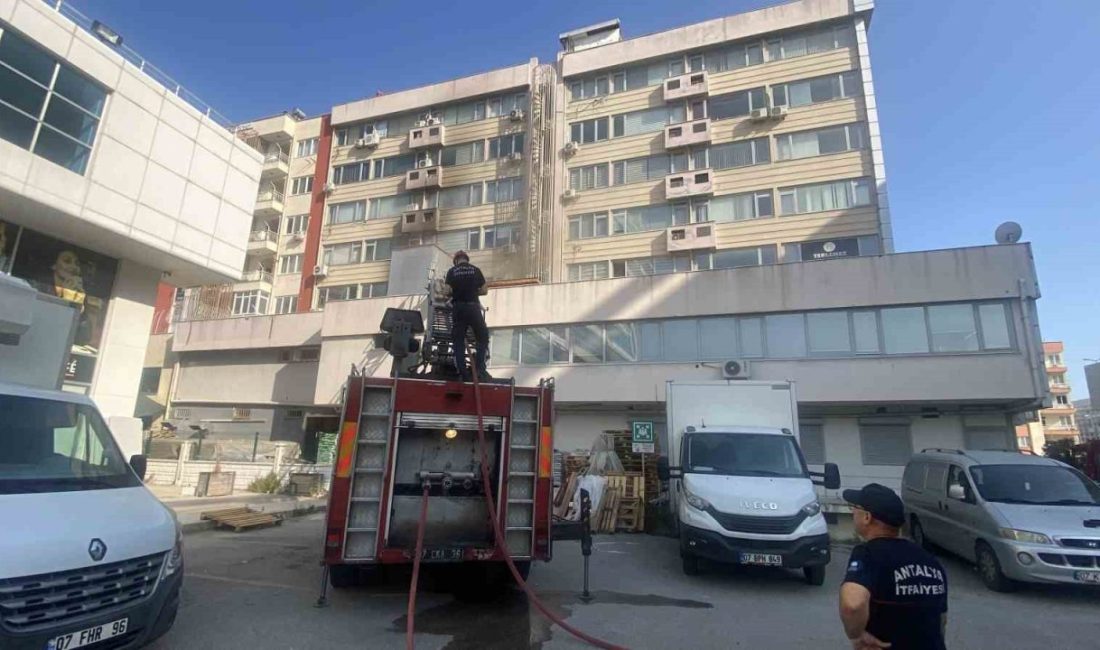 Antalya’da iş merkezinde çıkan yangın korkuttu Antalya’da bir iş merkezinde klima motorundan çıkan yangın, itfaiye ekipleri