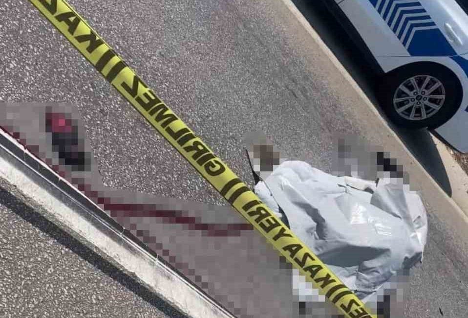 Antalya’da Kemer yolunda feci kaza: 2 ölü, 4 yaralı Antalya’da Kemer yolunda sol şeride geçmeye çalışan otomobile, hızla gelen