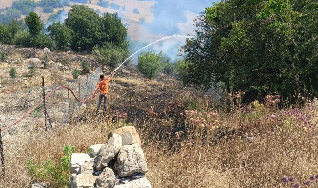 Antalya’da ormanlık alanı tehdit eden yangına müdahale ediliyor Antalya’nın Kumluca ilçesinde Yenikışla Mahallesi civarında kırsal alanda başlayıp orman