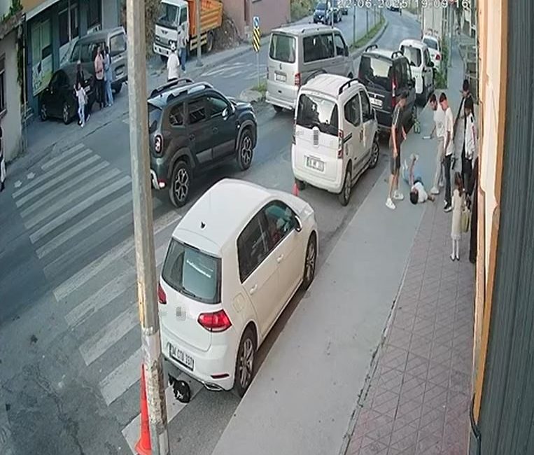 Arnavutköy’de bir gence sokak ortasında sopalı saldırı İstanbul Arnavutköy’de bir grup genç bir kişiyi sokak ortasında sopayla