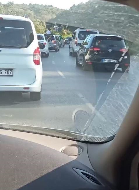 Arnavutköy’de düğün konvoyu trafiği kilitledi Arnavutköy’de düğün konvoyu yapan onlarca araç, Boğazköy ile Bolluca Mahalleleri
