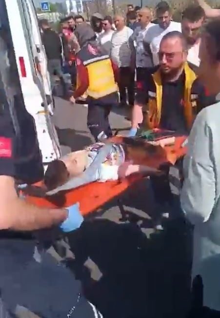 Arnavutköy’de otomobil, anne ve çocuğuna çarptı: 1 ölü, 1 yaralı Arnavutköy’de yolun karşısına geçmeye çalışan anne ve bebek arabasındaki çocuğuna