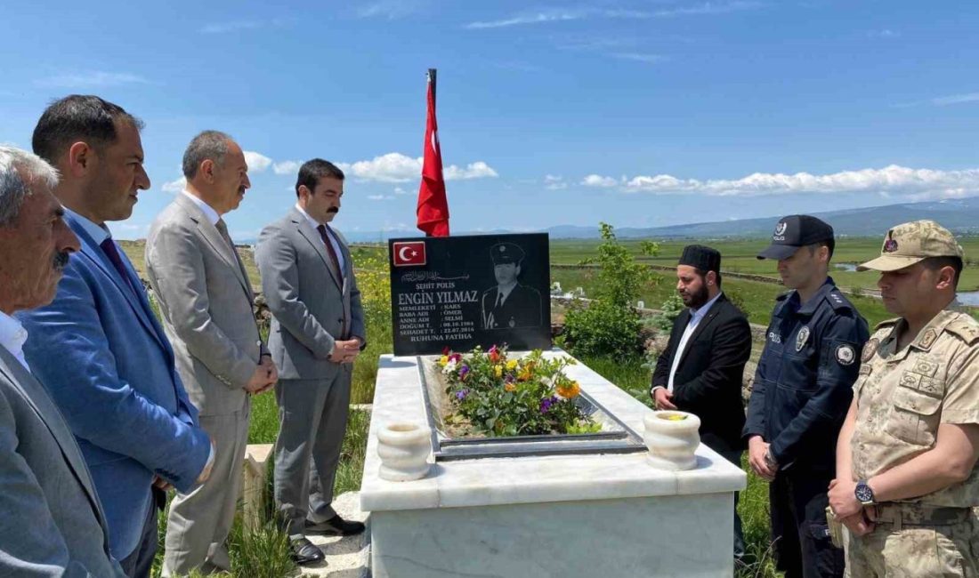 Arpaçay’da şehitler bayramda unutulmadı Arpaçay’da Kurban Bayramı dolayısıyla şehitler kabirlerinde ziyaret edildi. Kaymakam Muhammed