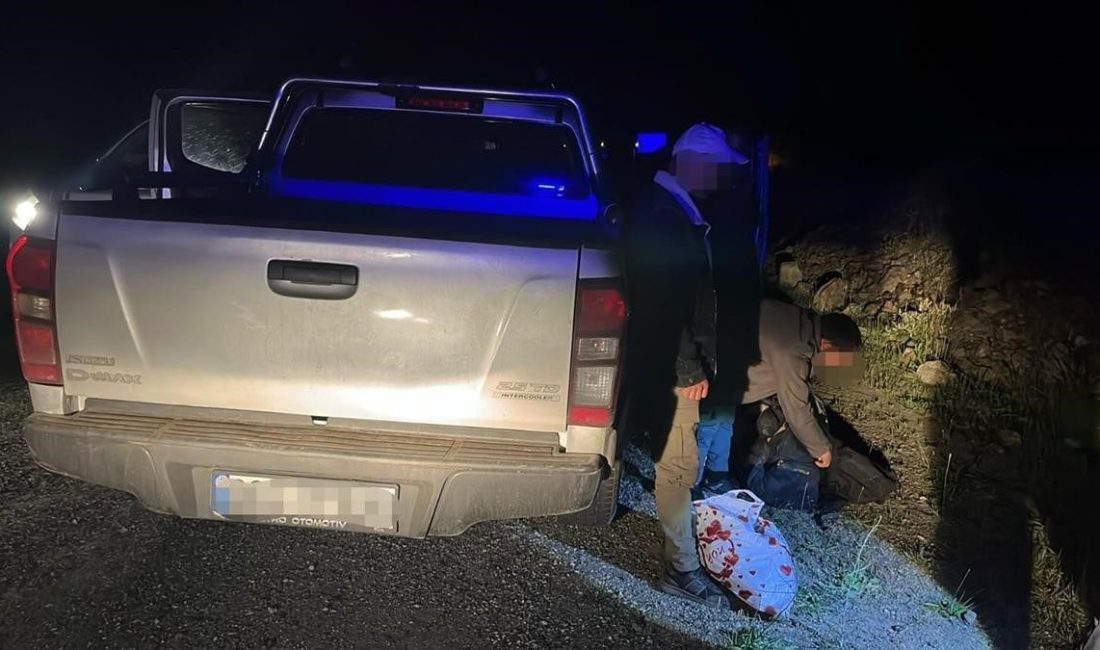 Artvin’de göçmen kaçakçılığı operasyonu: 3 şüpheli tutuklandı Artvin’de jandarma ve emniyet ekiplerinin düzenlediği operasyonda, göçmen kaçakçılığı yaptığı