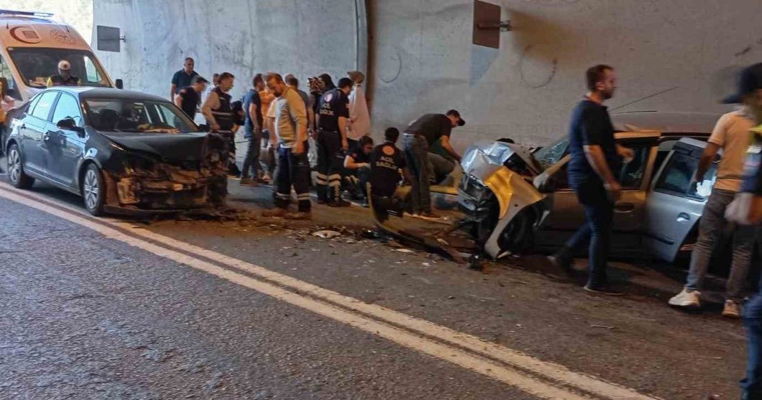 Artvin’de iki otomobil çarpıştı: 5 yaralı Artvin-Yusufeli karayolunda iki otomobilin kafa kafaya çarpışması sonucu meydana gelen