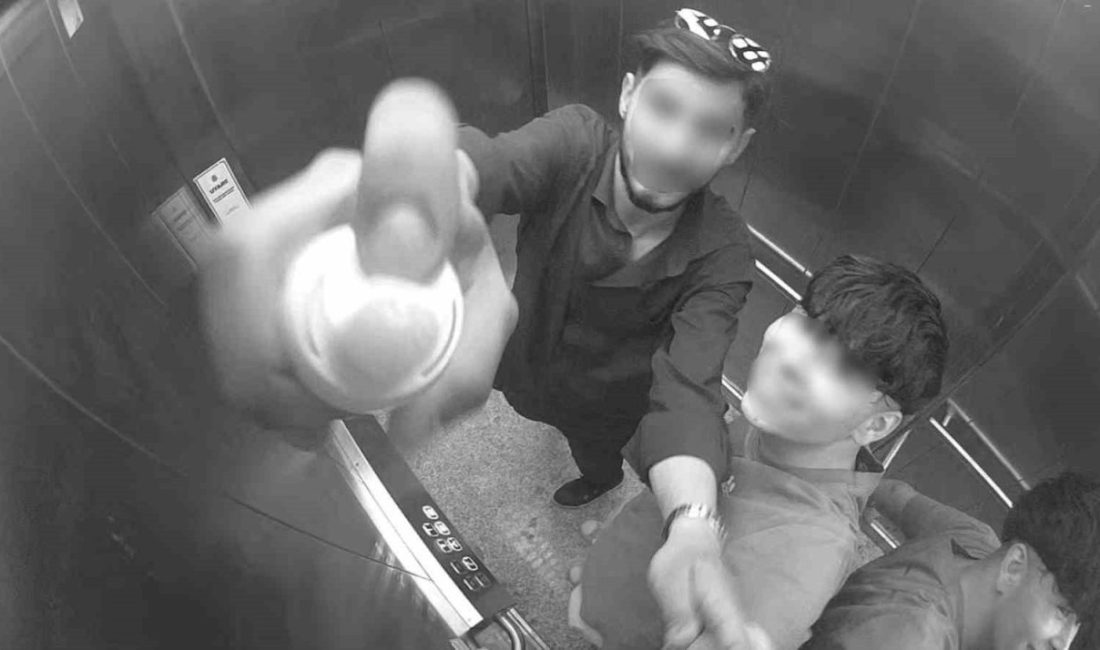 Kocaeli’nin Körfez ilçesinde bir şahıs, bindiği asansörün güvenlik kamerasına köpük