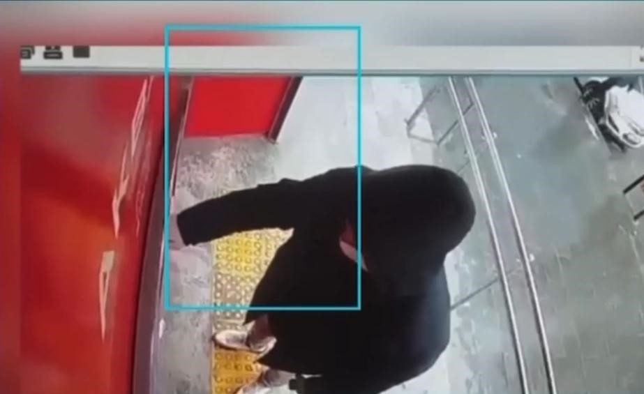 Diyarbakır’da ATM önlerinde bekleyip işlem yapamayan vatandaşları gözlerine kestirip dolandıran