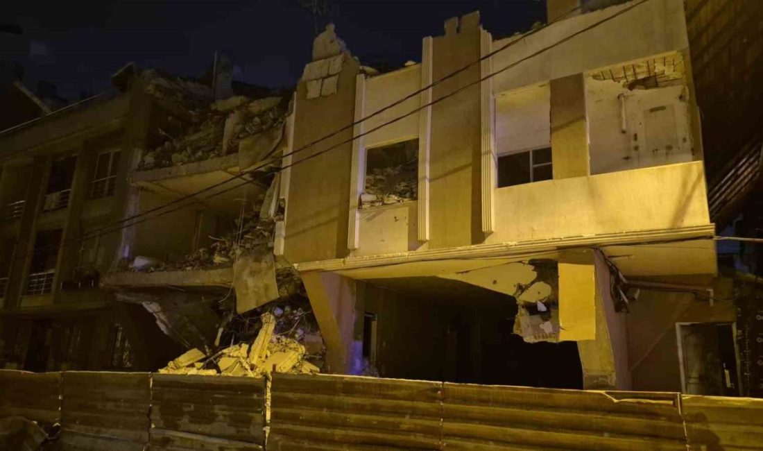 Avcılar’da kentsel dönüşüm kapsamında yıkımına başlanan bina çöktü Avcılar’da kentsel dönüşüm kapsamında yıkımına başlanan 6 katlı binada gece