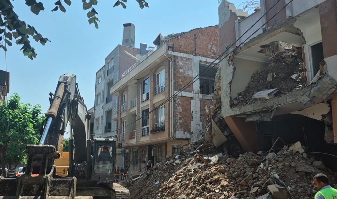 Avcılar’da kısmi çöken binanın yıkımı sırasında bitişik apartmanın da duvarı yıkıldı İstanbul Avcılar’da kentsel dönüşüm kapsamında yıkımına başlanan 6 katlı binada