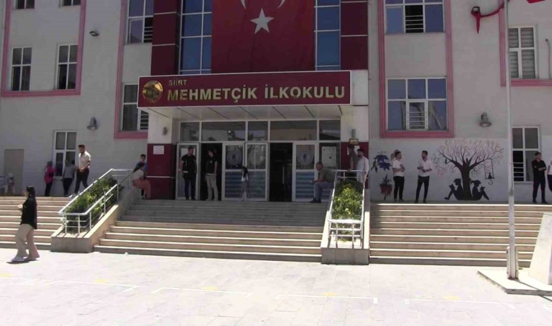 AYT heyecanı başladı: Aileler dışarıda, öğrenciler içeride ter döküyor Türkiye genelinde milyonlarca adayın üniversite hayali için ter döktüğü Yükseköğretim