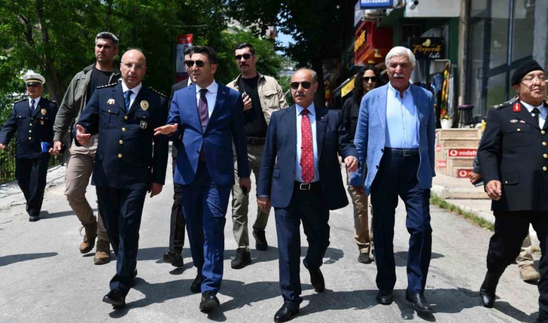 Bakan Yardımcısı Aktaş ve Vali Aygöl, vatandaşlarla bayramlaştı İçişleri Bakan Yardımcısı Mehmet Aktaş ile Tunceli Valisi Şefik Aygöl,