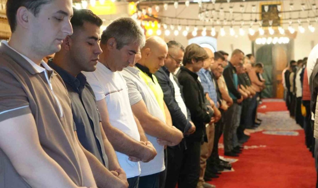 Balıkesirliler, Zağnos Paşa Cami’nde bayramlaştı Balıkesir il protokolü ve vatandaşlar tarihi Zağnos Paşa Cami’nde bayram